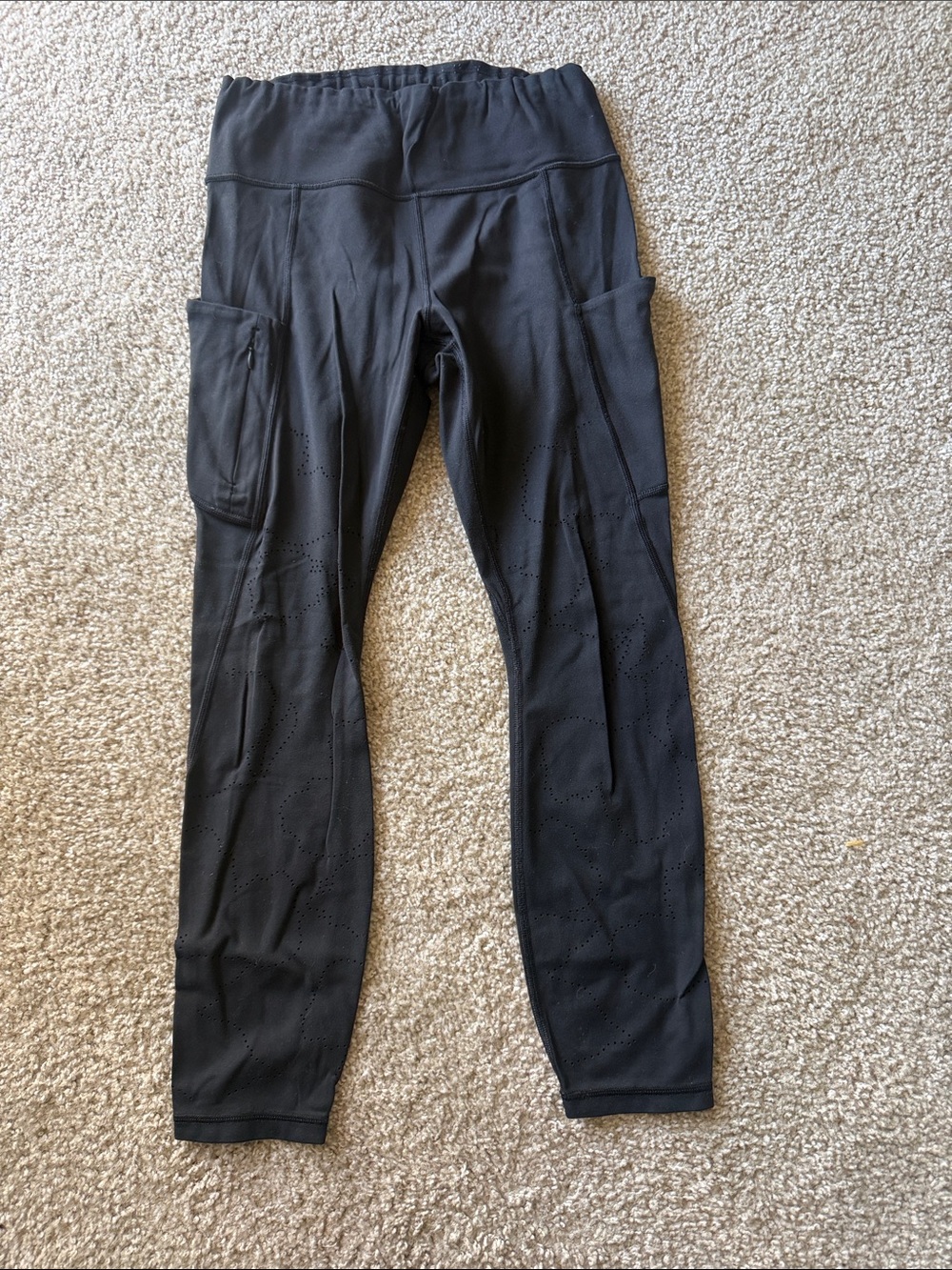Athleta Women’s Bkack Performance Leggings with Side Pockets + cut out design MD